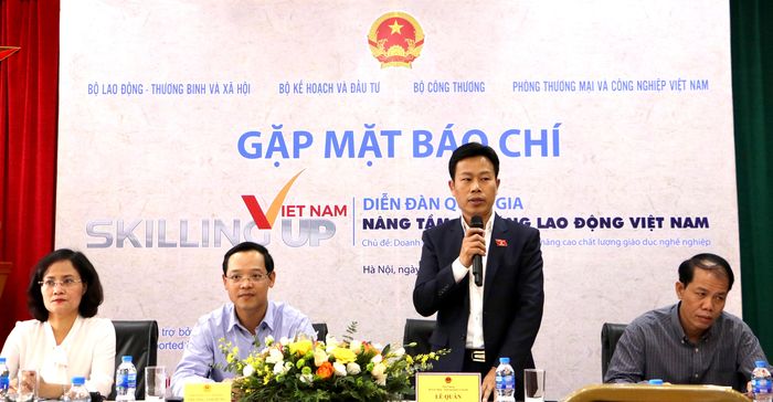  Thứ trưởng Bộ Lao động-Thương binh và Xã hội Lê Quân phát biểu tại buổi gặp mặt báo chí.