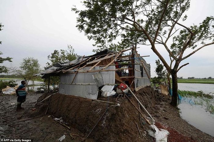 Khoảng 1.500 khách du lịch đã mắc kẹt trên đảo St. Martin ngoài khơi Bangladesh sau khi các chuyến tàu bị hủy bỏ. Trong ảnh: Nhà tôn tan hoang do bão ở Koyra (Bangladesh).