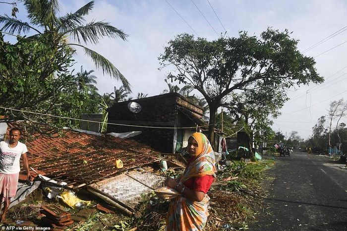 Ở Bangladesh, số người tử vong đã lên đến 8 người, và 20 người khác bị thương. Trong ảnh: Một căn nhà bị đổ sập ở Bakkhali (Ấn Độ).