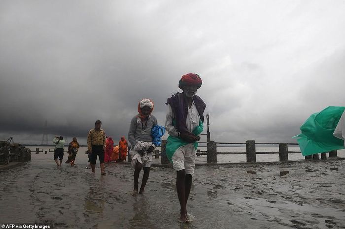 Bờ biển trũng thấp của Bangladesh và khu vực phía đông Ấn Độ thường xuyên phải hứng chịu những cơn bão có cường độ mạnh.