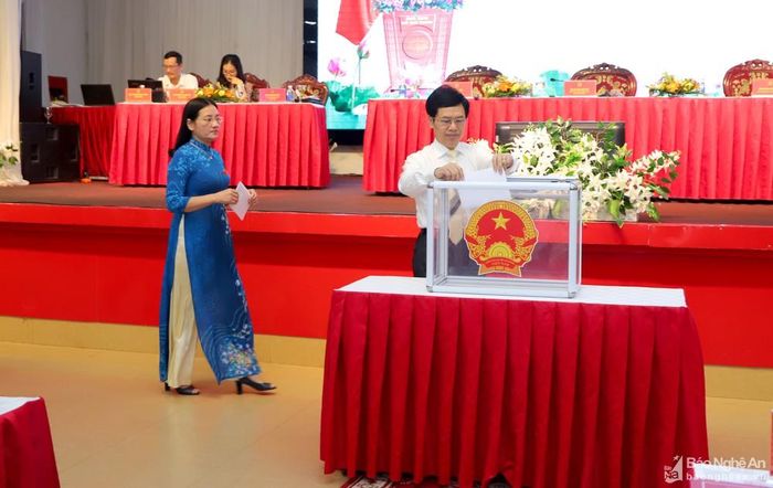 Các đại biểu bỏ phiếu bầu Phó Chủ tịch UBND tỉnh. Ảnh: Thành Duy