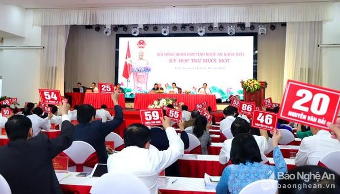 Các đại biểu thông qua nghị quyết. Ảnh: Thành Duy