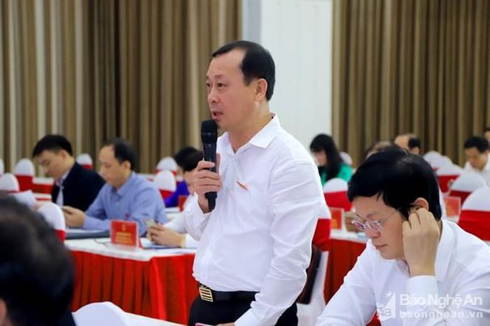 Đồng chí Phan Đức Đồng - Ủy viên Ban Thường vụ Tỉnh ủy, Bí thư Thành ủy Vinh, Trưởng ban Pháp chế HĐND tỉnh trao đổi về chính sách hỗ trợ cho cán bộ xã, xóm nghỉ việc sau sáp nhập. Ảnh: Thành Duy