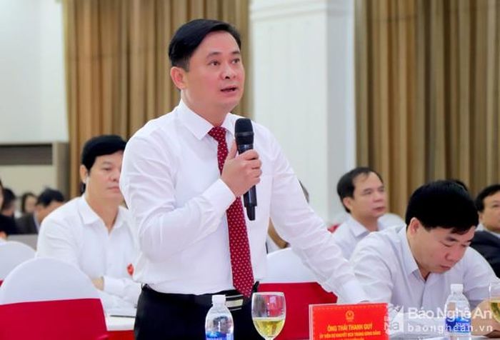 Chủ tịch UBND tỉnh Nghệ An Thái Thanh Quý phát biểu về dự thảo nghị quyết chính sách hỗ trợ cho cán bộ xã, xóm nghỉ việc do sáp nhập. Ảnh: Thành Duy