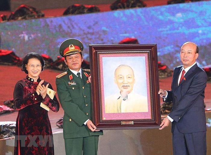  Chủ tịch Quốc hội Nguyễn Thị Kim Ngân tặng bức ảnh Chủ tịch Hồ Chí Minh cho ngành Than và Tổng Công ty than Đông Bắc tại Lễ kỷ niệm 80 Ngày truyền thống công nhân Vùng mỏ-Truyền thống ngành Than, diễn ra vào tối 11/11/2016. (Ảnh: Trọng Đức/TTXVN) 
