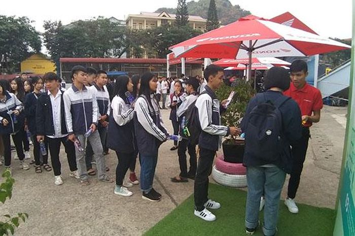 Người tham dự chương trình bỏ chai nhựa vào "Khu vực vì cuộc sống xanh".