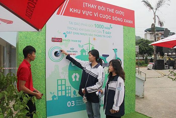 Người tham dự chương trình hưởng ứng hoạt động vì cuộc sống xanh.