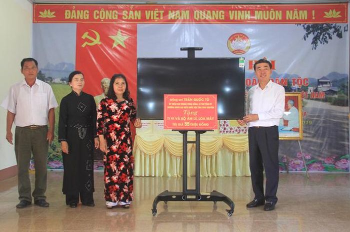 Đồng chí Trần Quốc Tỏ tặng ti vi và bộ âm ly, loa đài trang bị cho nhà văn hóa liên KDC.