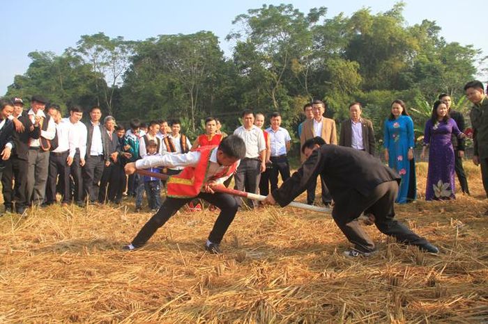Người dân tham gia chơi trò đẩy gậy tại Ngày hội.