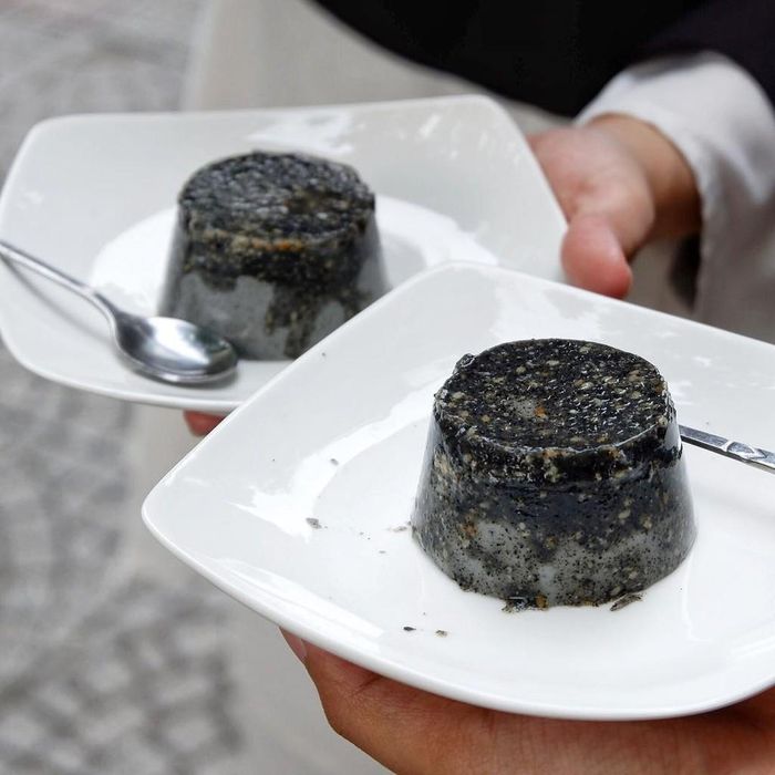 Bánh flan mè đen là sự kết hợp độc đáo giữa chè mè đen và bánh flan trứng sữa truyền thống. Nguyên liệu để làm ra một chiếc bánh flan độc đáo này gồm mè đen xay nhuyễn, trứng, đường và sữa. So với những loại flan thông thường, loại bánh này có kích thước to hơn. Ảnh: Chanlovefoods.