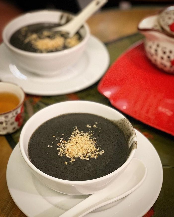 Ngoài loại bánh flan trên, thực đơn của quán còn có chè và sinh tố mè đen cùng một số món ngọt khác như flan sữa trứng, flan cà phê, flan matcha, chè đậu xanh đánh… với giá từ 15.000-25.000 đồng. Ảnh: tiramisu73.