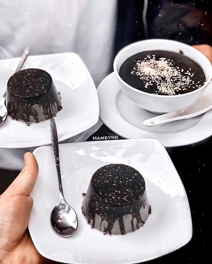 Flan mè đen thông thường chỉ được ướp hơi lạnh, lúc ăn không cho thêm đá, cà phê pha loãng hoặc caramel. Sở dĩ, món ăn này không được cho thêm thành phần nào khác bởi chủ quán muốn thực khách cảm nhận được trọn vẹn hương vị của các nguyên liệu bên trong bánh. Ảnh: Hameyng.
