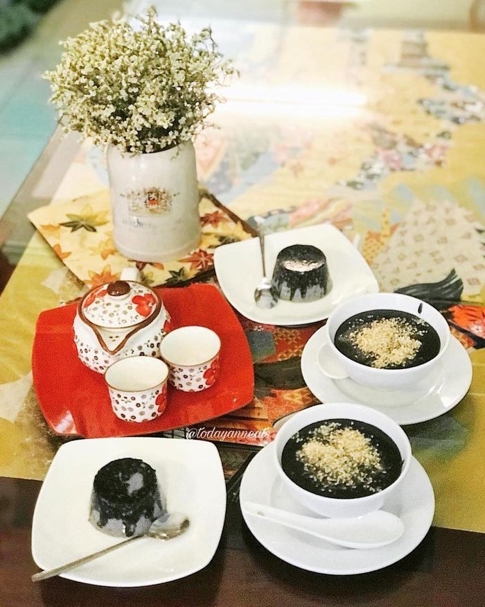 Quán chè Mè Đen mở cửa từ 10-21h hàng ngày. Đa số các thực khách đến đây đều nhận xét rằng không gian quán khá ấm cúng, chủ quán lại chu đáo và nhiệt tình. Ảnh: Todayanneats.