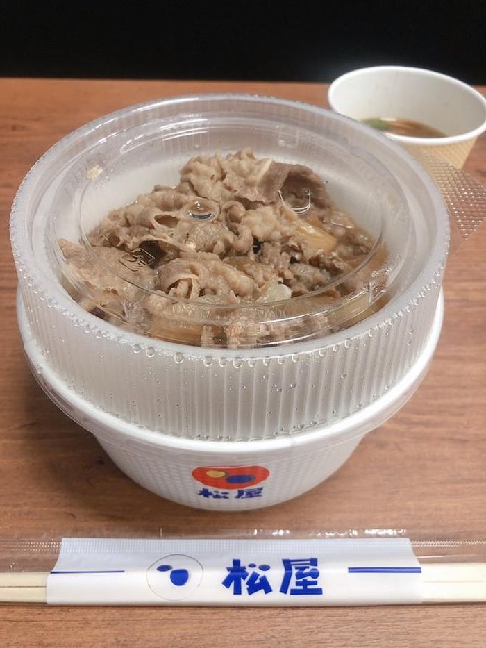 Một bát cơm thịt bò Matsuya mua từ máy bán hàng tự động có giá 4,15-4,60 USD. Ảnh: Yuriko.