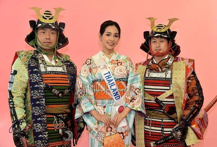 Leearamwat trong bộ Kimono truyền thống của người Nhật Bản. Người đẹp 9X tiết lộ đây là lần đầu tiên cô diện bộ trang phục này và cảm thấy rất vui vì điều đó.