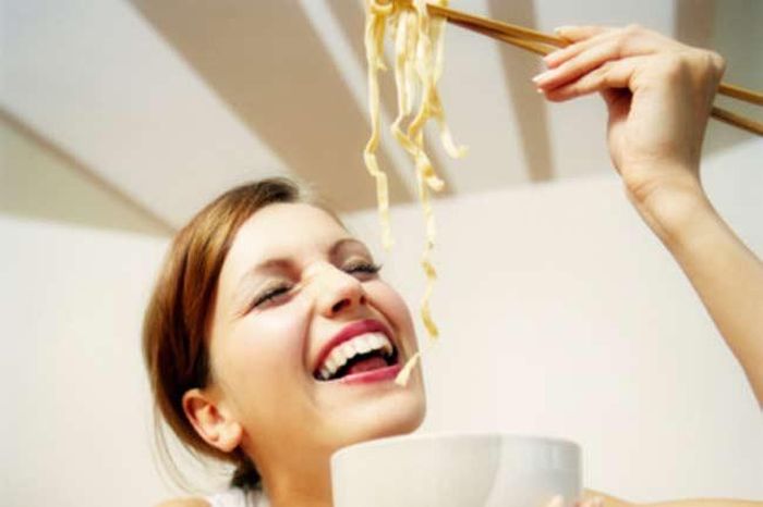 Các loại mì: Mì gói hay mì hộp thường chứa thịt và thường được chế biến bằng nước gà, vì nước gà là một nguyên liệu rẻ và dễ làm hơn là các gia vị nhân tạo.