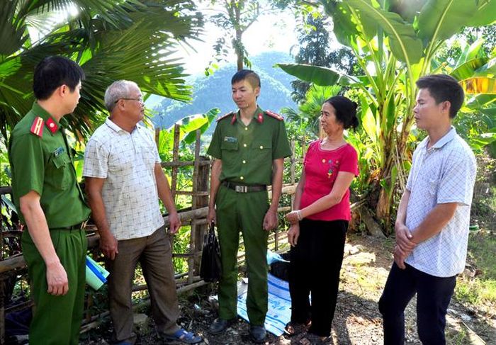 Công an xã Yên Lâm (Hàm Yên) tuyên truyền cho người dân đề cao cảnh giác với các thủ đoạn lừa đảo.