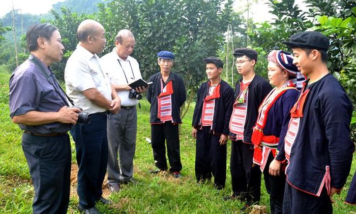 Các hội viên Chi hội Văn nghệ dân gian Tuyên Quang đi thực tế tại Tân Thành (Hàm Yên).