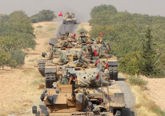 Xe tăng Thổ Nhĩ Kỳ tiến vào biên giới miền Bắc Syria.