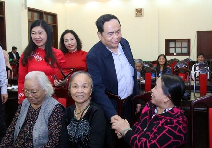 Chủ tịch Trần Thanh Mẫn thăm hỏi bà con phường Quán Thánh.