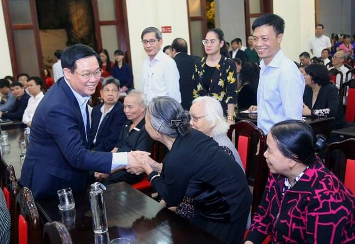 Phó Thủ tướng Chính phủ Vương Đình Huệ thăm hỏi bà con phường Quán Thánh.