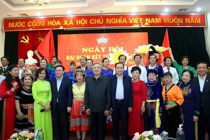 Phó Thủ tướng Chính phủ Vương Đình Huệ, Chủ tịch UBTƯ MTTQ Việt Nam Trần Thanh Mẫn, Chánh án TAND tối cao Nguyễn Hòa Bình chụp ảnh lưu niệm tại ngày hội.