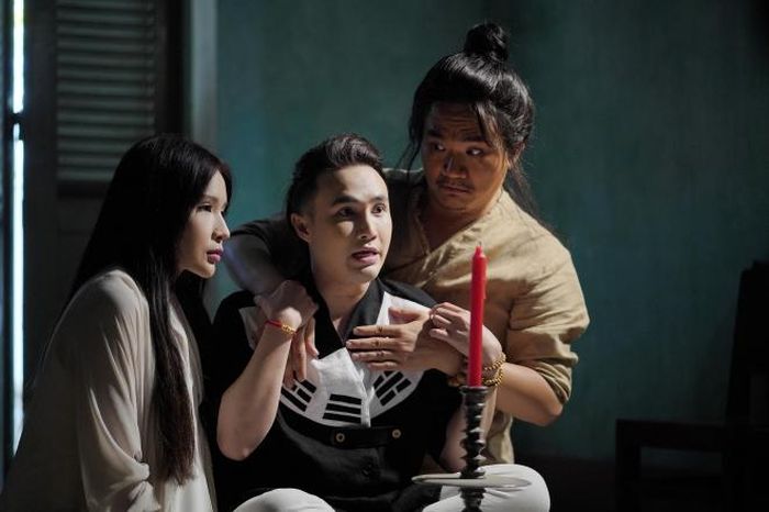 Cùng xuất thân sân khấu, nhưng nhờ kinh nghiệm và tay nghề cao, Đại Nghĩa (mép phải) đã thoát được chất kịch, Khả Như và Huỳnh Lập thì chưa