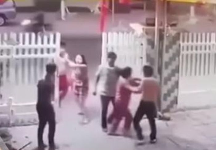  Hai cán bộ công an đánh người dân nhập viện: Ngày 6/2, Ông Nguyễn Duy Linh trước đó là thượng úy, thuộc Đội Cảnh sát hình sự công an TP Châu Đốc và ông Nguyễn Minh Luân là thiếu úy, thuộc Đội Cảnh sát quản lý hành chính Công an TP Châu Đốc đã xảy ra đánh nhau với ông Đỗ Văn Hải (41 tuổi, trú tại phường Vĩnh Mỹ, TP Châu Đốc) ở khu vực bến xe cũ (TP Châu Đốc).