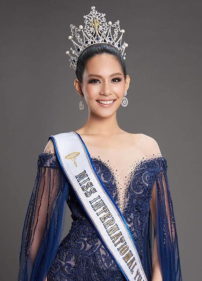 Sireethorn Leearamwat, 25 tuổi, sinh ra và lớn lên tại thủ đô Bangkok, hiện cô đang là dược sĩ. Trước đó cô đăng quang Hoa hậu Thái Lan hồi tháng 10 và được cử đi tranh tài tại Miss International 2019.
