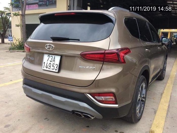 Chiếc xe hiệu Hyundai Santafe với tấm biển gây chú ý (Ảnh: Người lao động)