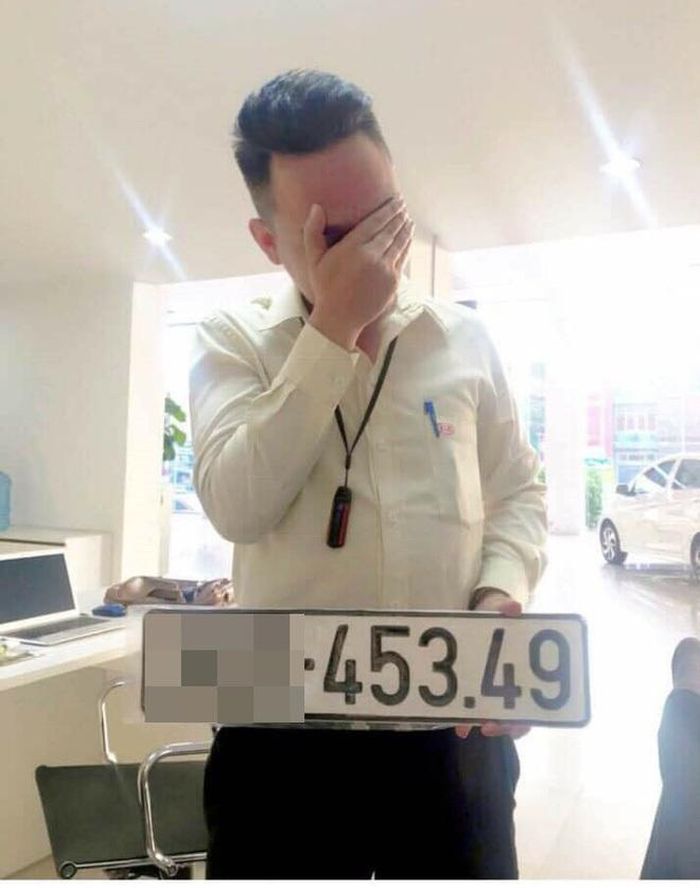 Tháng 11/2018, hình ảnh một người đàn ông tay ôm mặt vì bấm phải biển "đại hạn" khiến dân mạng không ngừng bàn tán. (Ảnh: Thời đại)