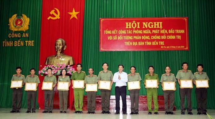Phó Chủ tịch UBND tỉnh Bến Tre Nguyễn Hữu Lập tặng Bằng khen cho các tổ chức, cá nhân Công an Bến Tre.