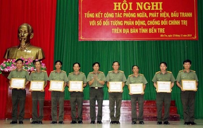 Đại tá Võ Hùng Minh, Giám đốc Công an tỉnh Bến Tre tặng giấy khen cho các tập thể, cá nhân. 