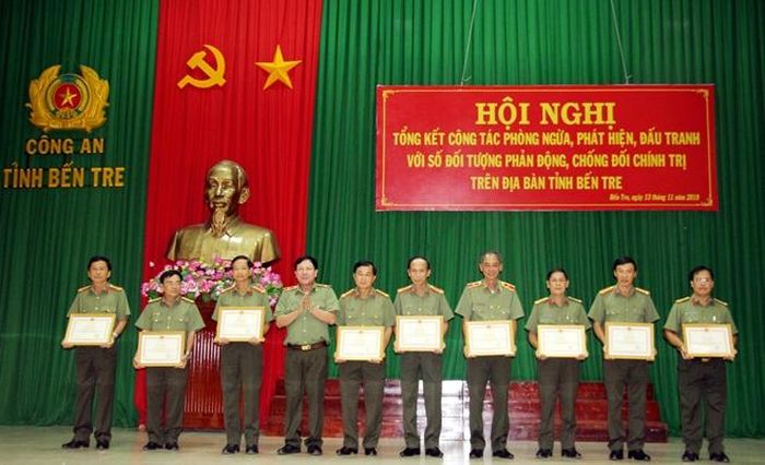 Đại diện Bộ Công an trao tặng Bằng khen cho các tổ chức, cá nhân.