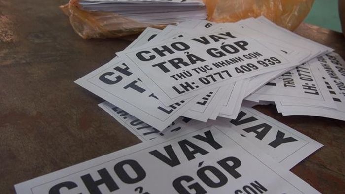 Các tờ rơi quảng cáo với nội dung "Cho vay trả góp thủ tục nhanh gọn".