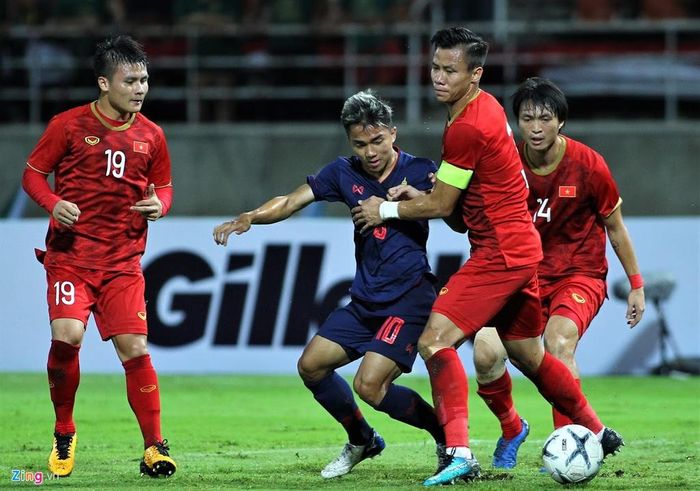 Quế Ngọc Hải đang chơi rất ổn định ở hàng thủ Việt Nam. Ảnh: Quang Thịnh.