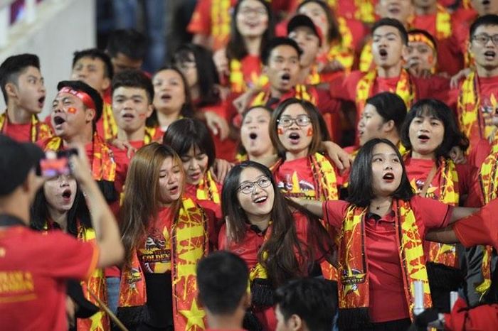  Các cổ động viên nữ nhiệt tình.
