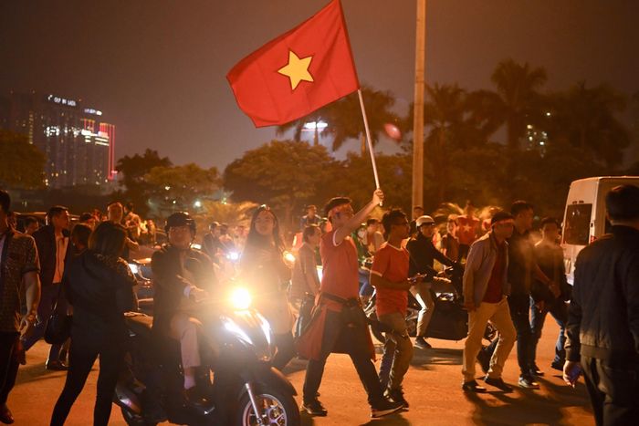  ...và cẩm theo cờ Tổ quốc.