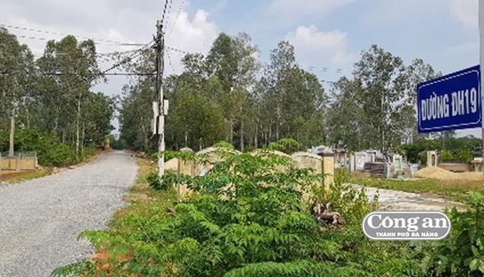 Đường đã đặt biển ĐH 19 và được trải một lớp nền đá dăm.