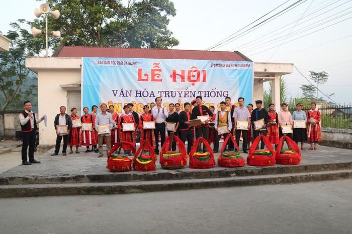  Các đội tham gia dự thi trò chơi dân gian truyền thống 