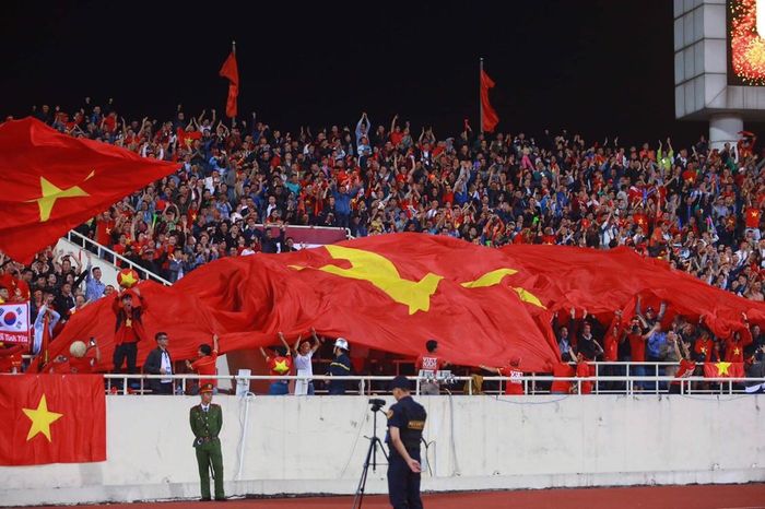 Cổ động viên Việt Nam phấn khích tại Mỹ Đình. Ảnh: Duy Phạm