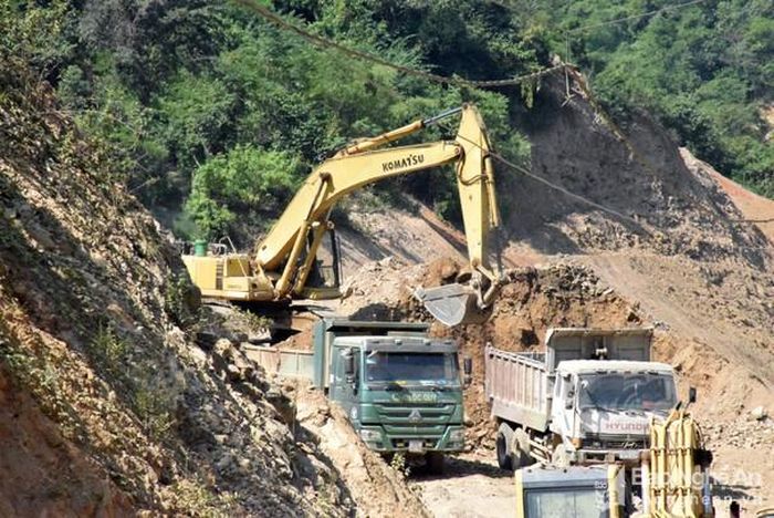 Nâng cấp tuyến đường từ thị trấn Mường Xén vào xã Mường Típ (Kỳ Sơn) bằng nguồn vốn đầu tư của nhà nước. Ảnh: Xuân Hoàng