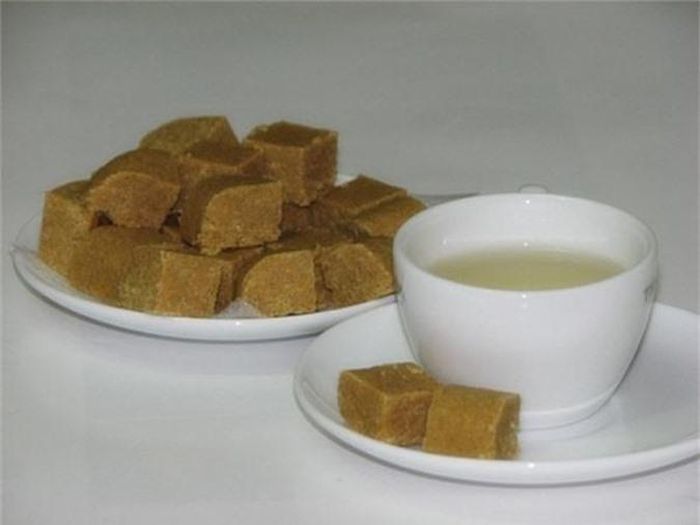 Thưởng thức bánh đậu xanhvới một tách trà nóng sẽ rất thú vị. Khi cho bánh vào miệng, lập tức bánh tan mịn và có hương vị ngọt hài hòa.