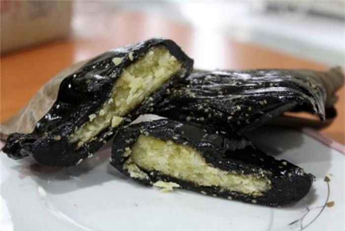 Vẫn là đỗ xanh, lạc, dừa, mứt bí, vừng, mỡ lợn... nhưng bánh gai Ninh Giang lại có vị riêng không trộn lẫn.Vỏ bánh được làm từ bột nếp hòa với lá gai đã được giã nhuyễn, ánh lên một sắc đen tuyền vô cùng hấp dẫn. Nhân bánh có mùi thơm đặc trưng của đậu xanh bỏ vỏ, vừa xốp, vừa mịn.