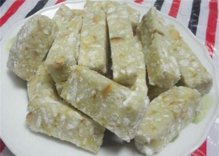 Bánh “lòng” khác biệt với những loại bánh làm từ gạo khác như bánh cáy, chè lam,... bởi vị ngọt dẻo bùi thơm, cay nhẹ của gừng, bỏng gạonếp cáihoa vàng,lạc rangvà đường quyện lại. Sản vật của vùng đất núi An Phụ dù chưa được nhiều người biết đến nhưng chỉ cần thử một lần cũng khó có thể quên được.