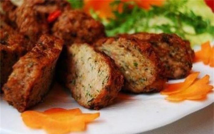 Về Tứ Kỳ - Hải Dương mà không thưởng thức những món rươi ở đây thì quả thực là điều tiếc nuối. Mùa rươi bắt đầu từ tháng 8 âm lịch, món chả rươi là món dễ chế biến và thơm ngon nhất vùng quê này. Chả rươi được làm theo phương thức gia truyền, thơm lừng hấp dẫn. Món rươi có thể “đánh gục” cả những người có khẩu vị khó tính nhất.
