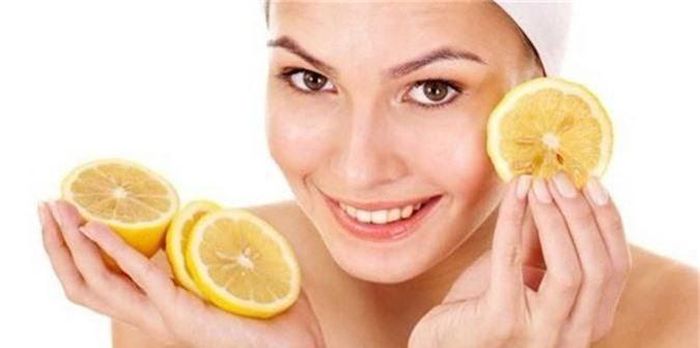 Nước ép chanh cũng có tác dụng làm se khít da, loại bỏ lượng bã nhờn dư thừa và làm khô bề mặt da, vì thế giảm thiểu sự phát triển của mụn.