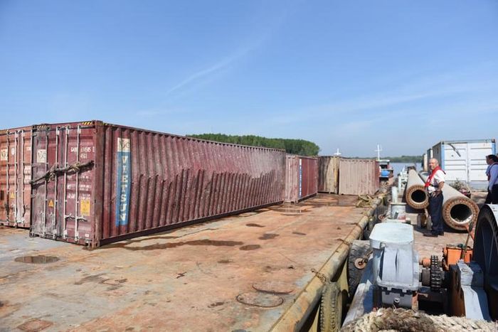 Nhiều thùng container được trục vớt bị móp méo.