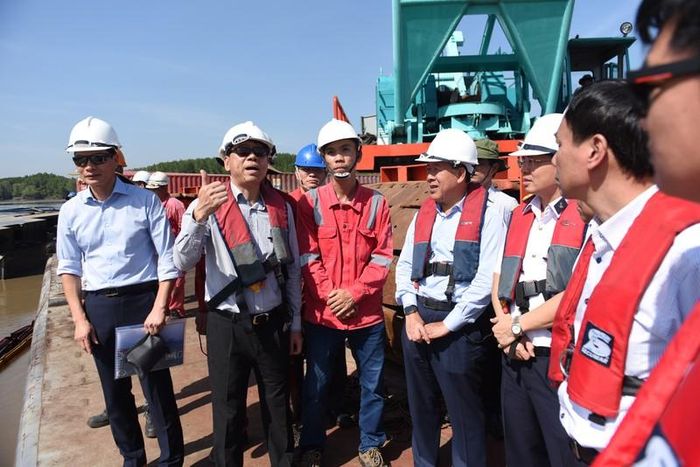Thứ trưởng Nguyễn Văn Công đến hiện trường vụ chìm tàu 8.000 tấn sáng 15-11.