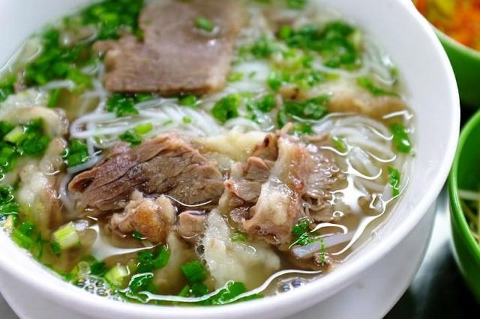 Phở bò tại đây có 3 loại: Chín, viên, tái cho thực khách dễ dàng lựa chọn. Thịt bò dù tái, nạm hay gân đều được ninh mềm và ngọt thịt. Bánh phở có độ dai vừa phải, thơm ngon. Tuy tô phở được chế biến cầu kỳ, chất lượng nhưng chỉ có giá 55.000 đồng/tô. Món ăn ấm nóng này được xem là sự lựa chọn tuyệt vời cho bữa sáng của bạn. Ảnh: Foodholicvn, Foody.
